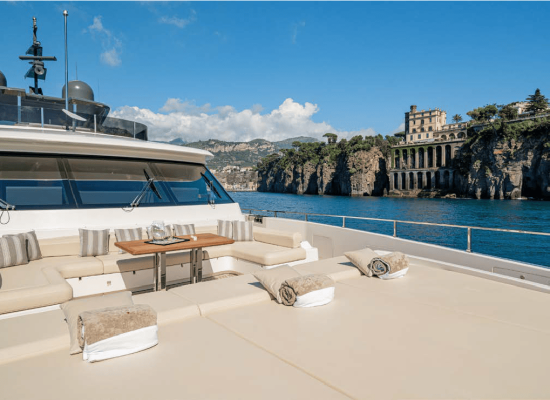Custom Line Navetta 33_Bow