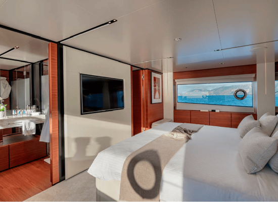 Custom Line Navetta 33_Master Cabin2