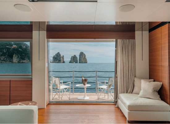 Custom Line Navetta 33_Salon+Balcony