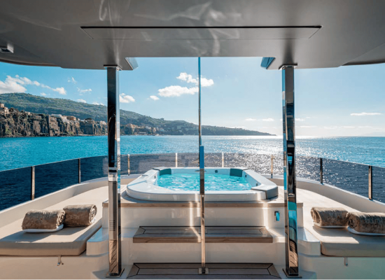 Custom Line Navetta 33_Sun Deck+Jacuzzi