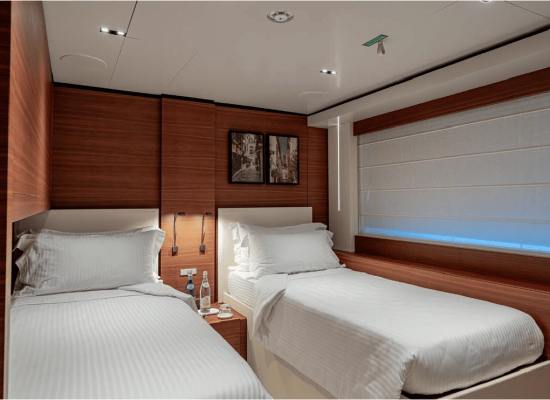 Custom Line Navetta 33_Twin Cabin1
