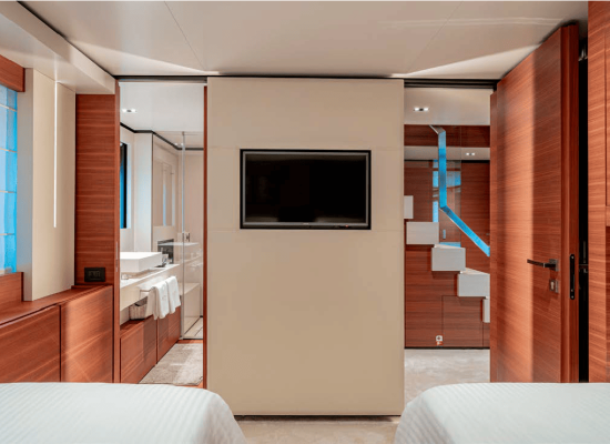 Custom Line Navetta 33_Twin Cabin2